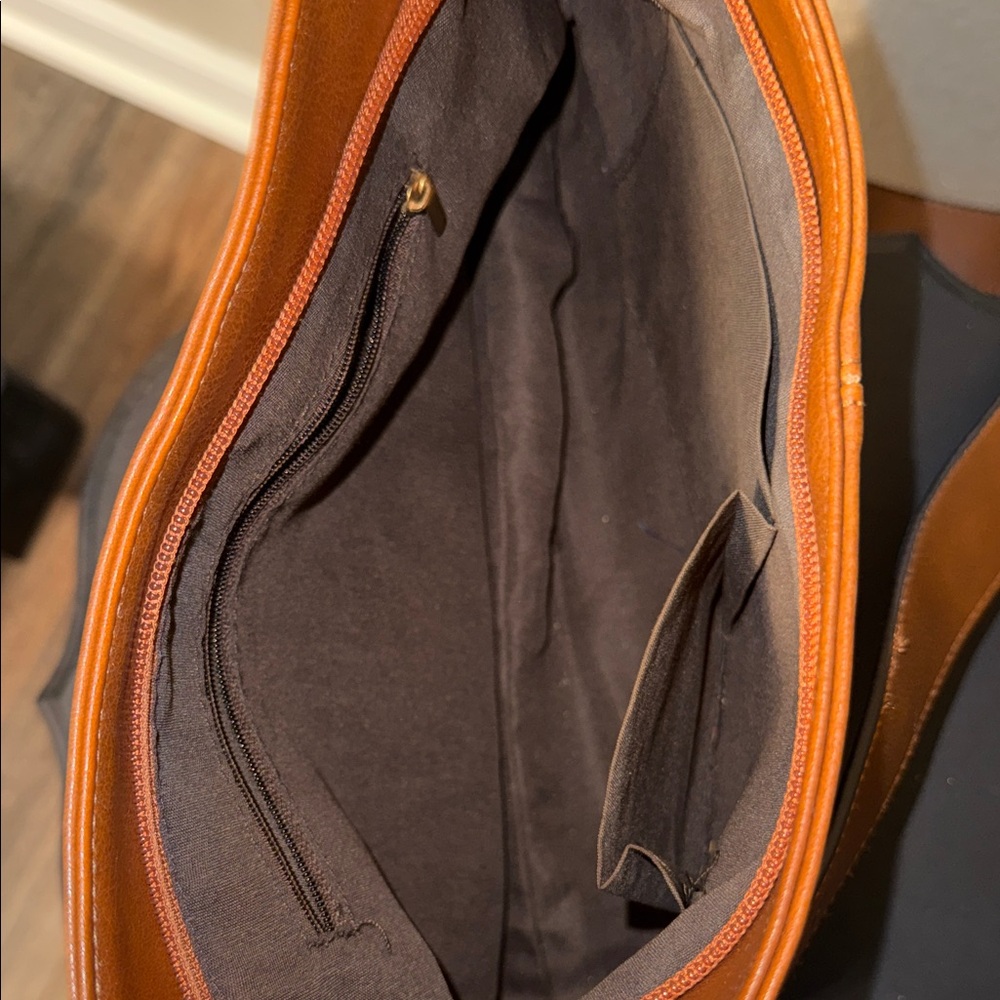Classic Tan Shoulder Bag - Picture 5 of 8